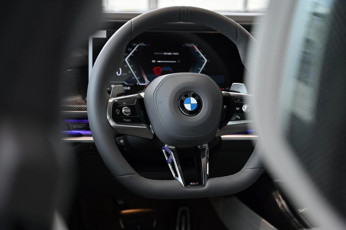 Kierownica i kokpit BMW widziane z tylnego siedzenia